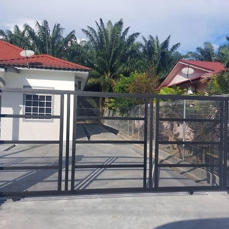 Cempaka Homestay Parit Raja Exterior foto
