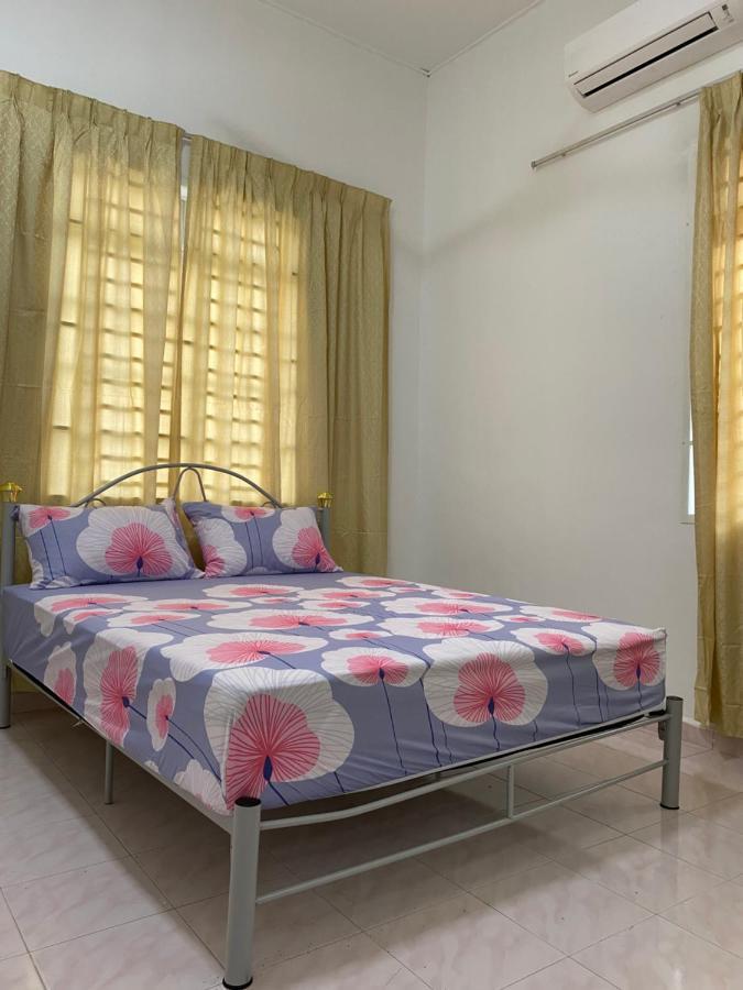 Cempaka Homestay Parit Raja Exterior foto