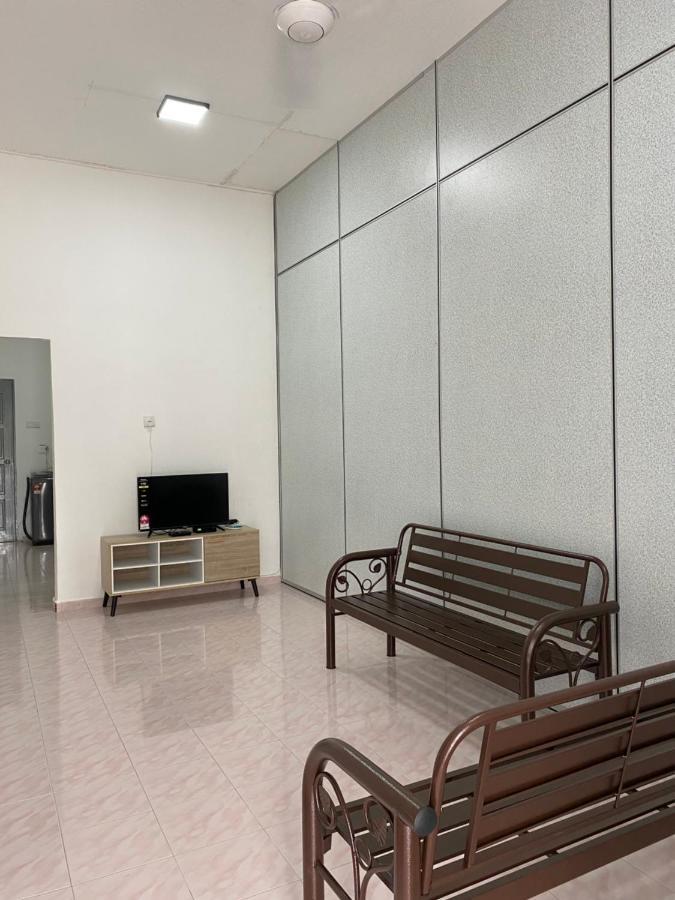 Cempaka Homestay Parit Raja Exterior foto
