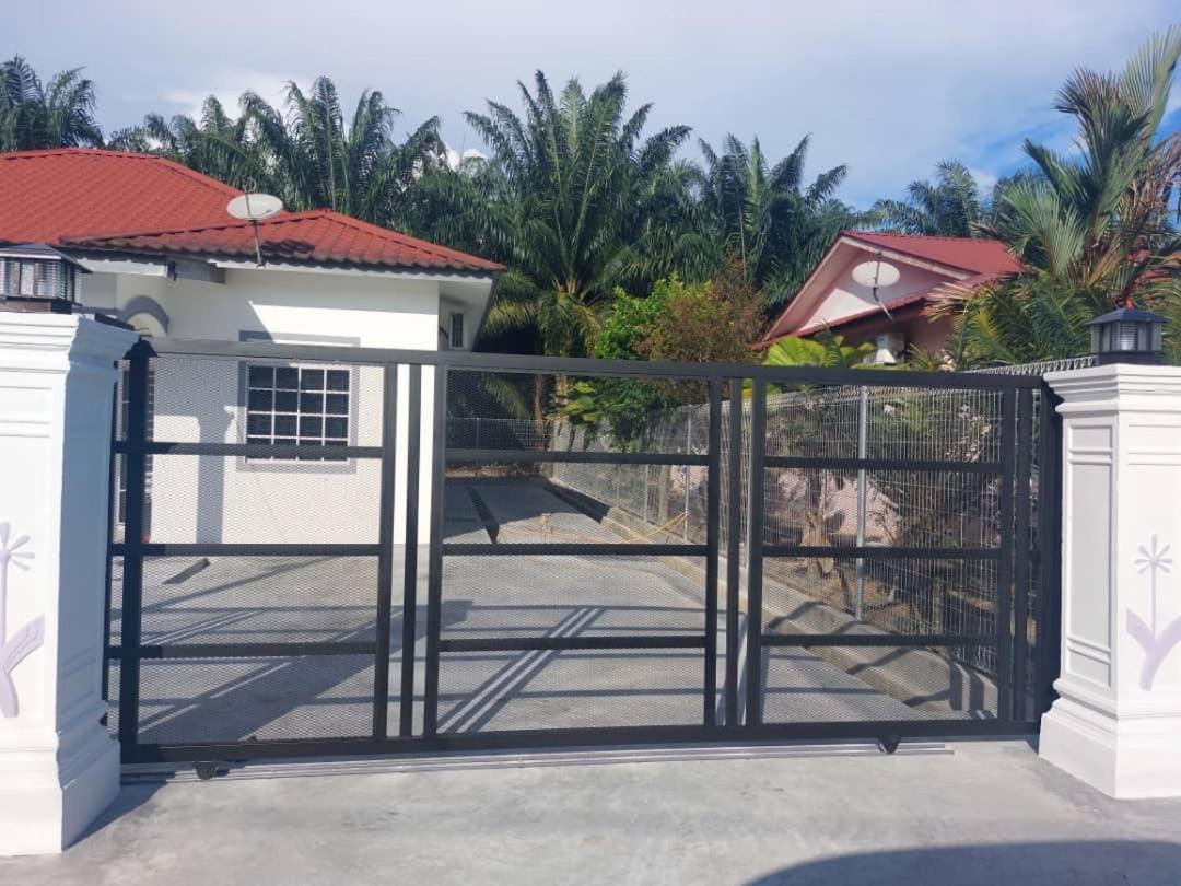 Cempaka Homestay Parit Raja Exterior foto